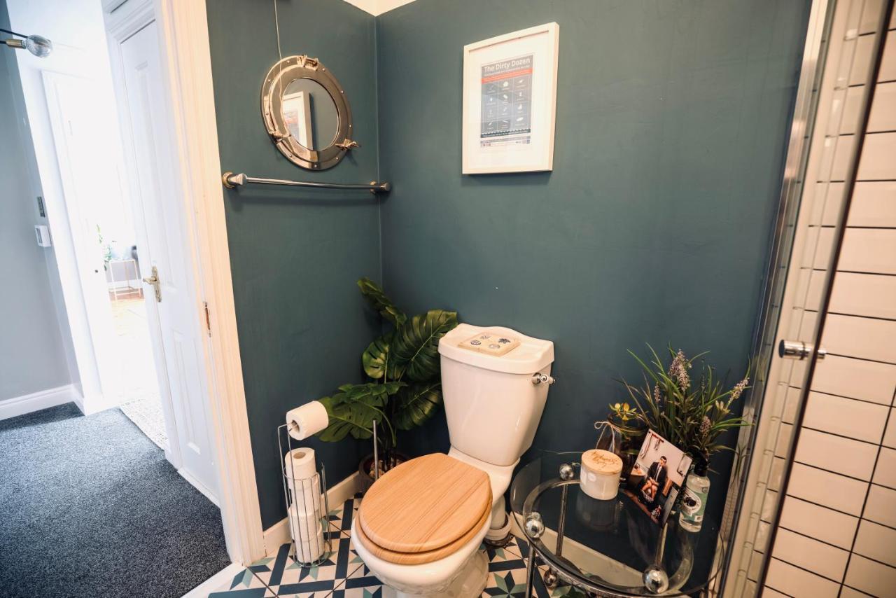 A Stylish 2 Bed Apartment In Cobh Town - Lux Stay Екстериор снимка