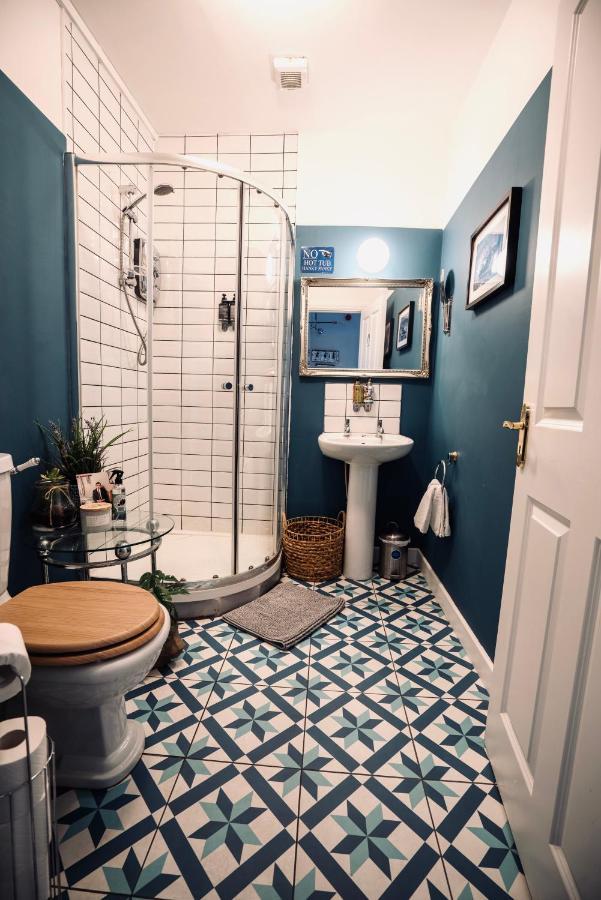 A Stylish 2 Bed Apartment In Cobh Town - Lux Stay Екстериор снимка