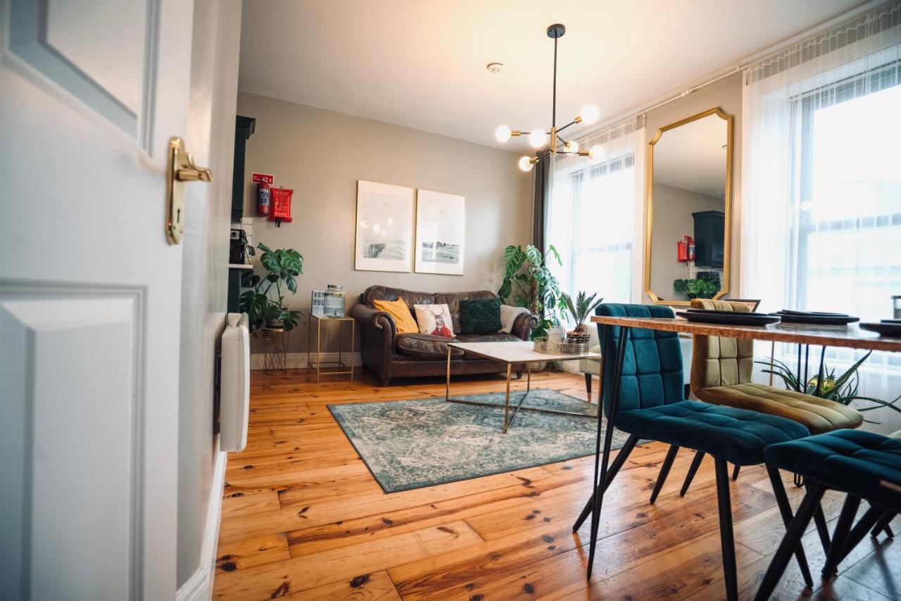 A Stylish 2 Bed Apartment In Cobh Town - Lux Stay Екстериор снимка