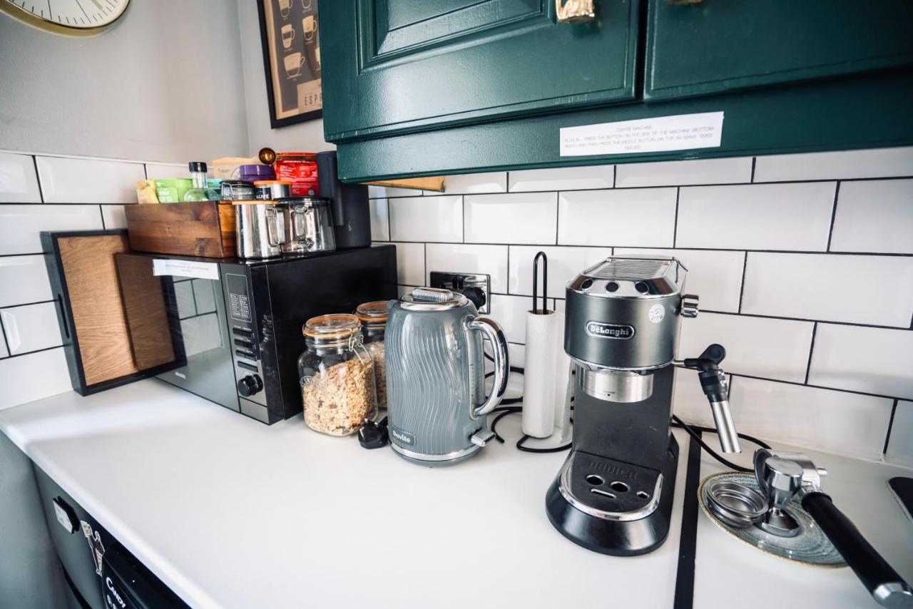 A Stylish 2 Bed Apartment In Cobh Town - Lux Stay Екстериор снимка
