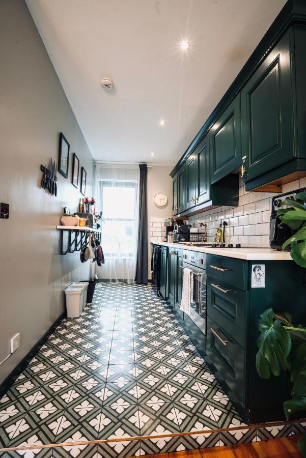 A Stylish 2 Bed Apartment In Cobh Town - Lux Stay Екстериор снимка